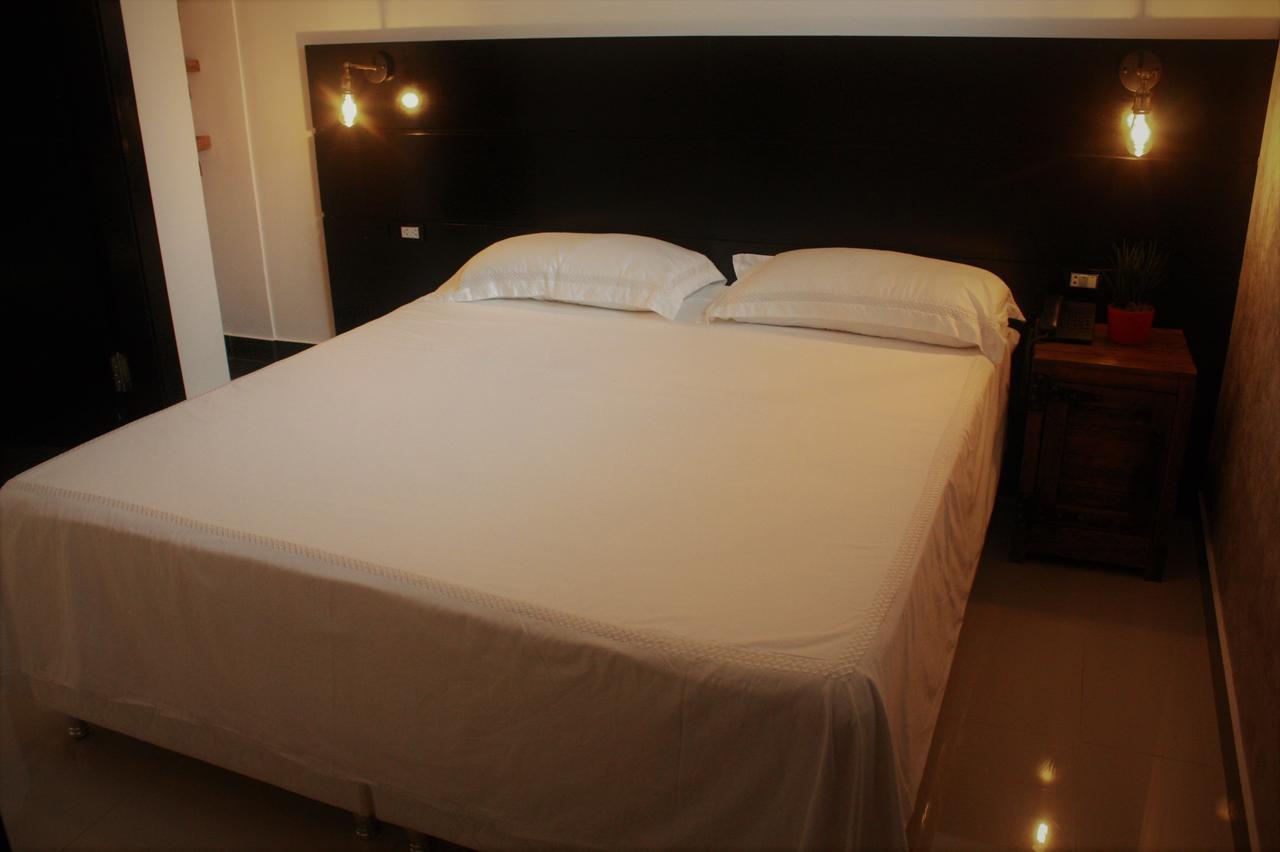 Hotel 1945 Aeropuerto 亚松森 外观 照片