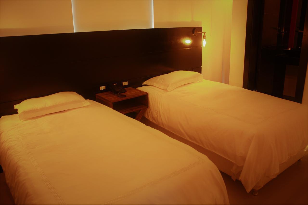 Hotel 1945 Aeropuerto 亚松森 外观 照片